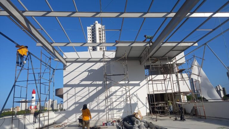 Montagem em terraço – obra da CROM Engenharia