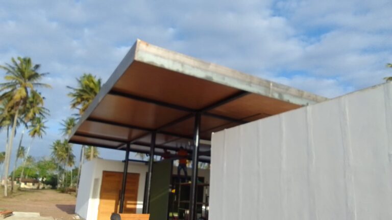 Cobertura com beiral metálico – obra da CROM Engenharia