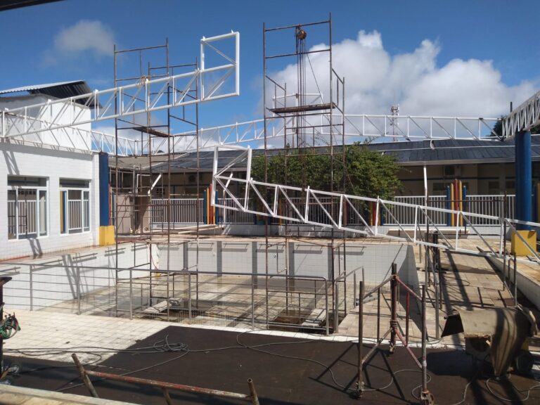 Estrutura metálica em montagem sobre edifício