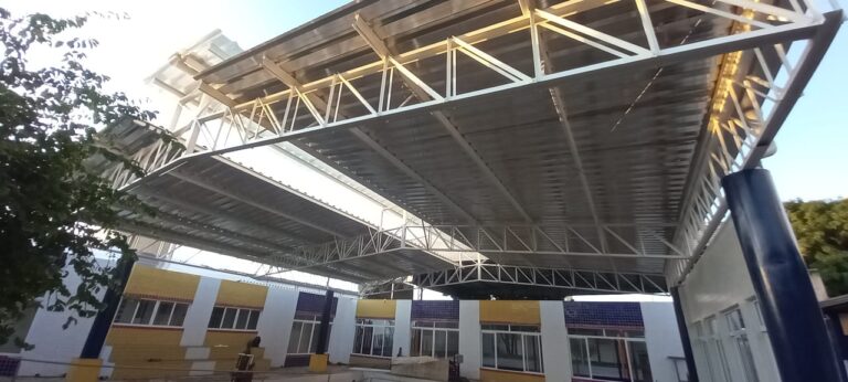 Cobertura em treliça metálica montada pela CROM