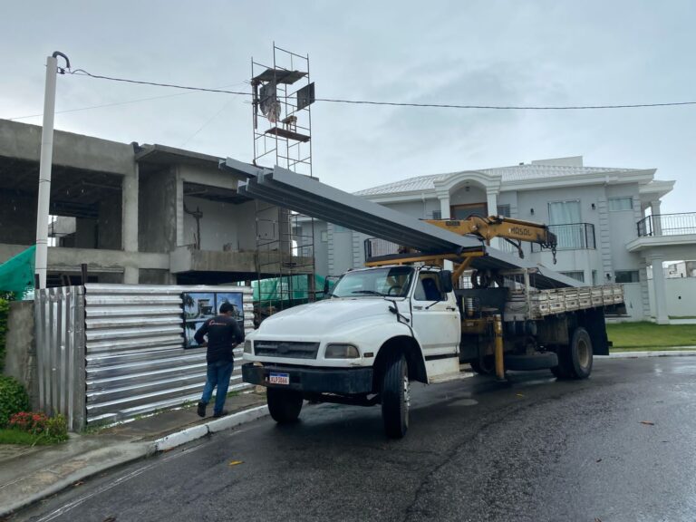 Caminhão munck em operação de montagem